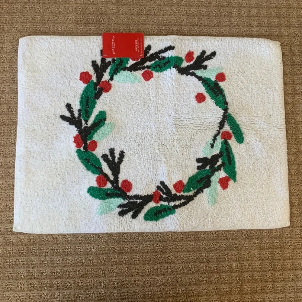 NWT Wondershop Holiday Bath Rug with Wreath design